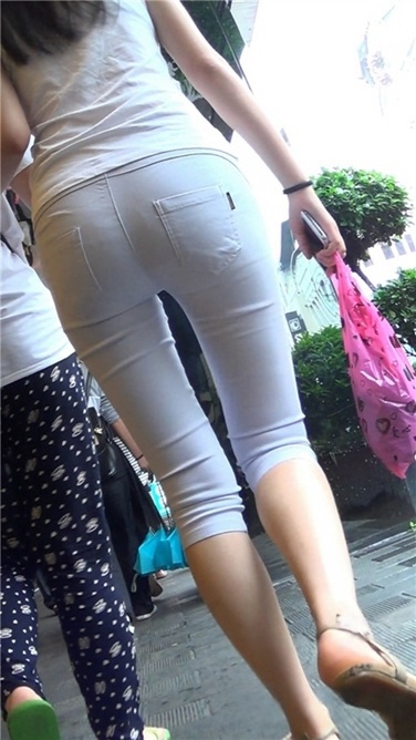 紧致灰裤小翘臀[MP4/628MB]