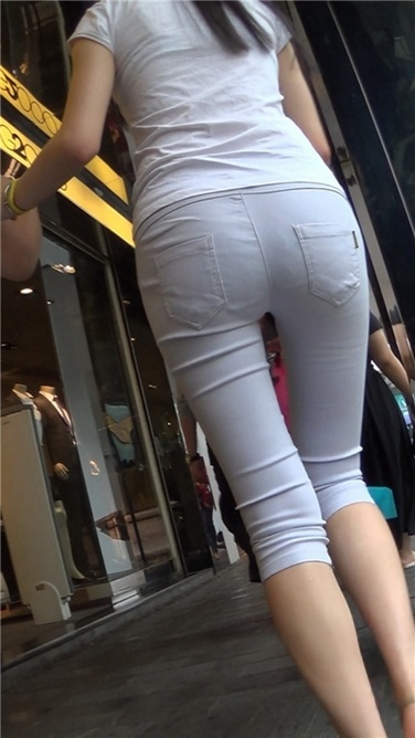 紧致灰裤小翘臀[MP4/628MB]