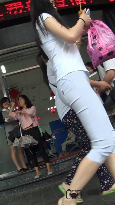 紧致灰裤小翘臀[MP4/628MB]