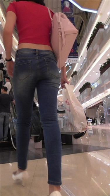 长腿牛仔笑看镜头几个意丝？ [MP4/949MB]