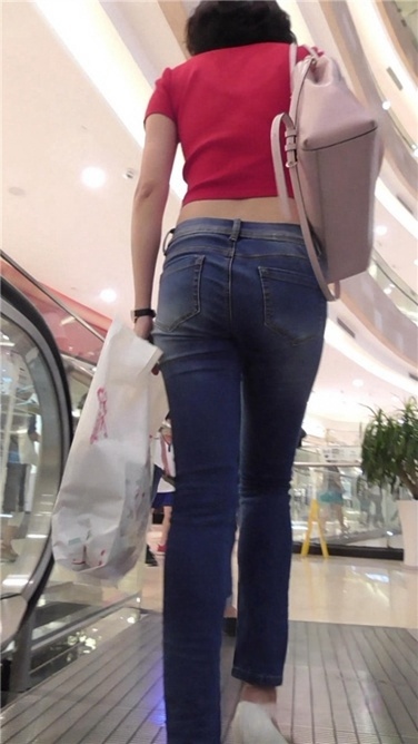 长腿牛仔笑看镜头几个意丝？ [MP4/949MB]