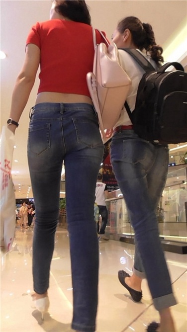 长腿牛仔笑看镜头几个意丝？ [MP4/949MB]