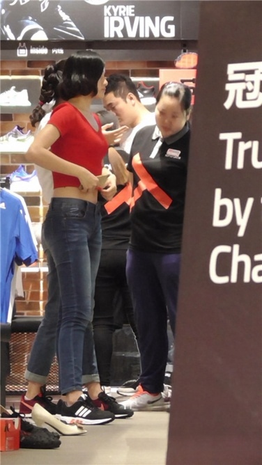 长腿牛仔笑看镜头几个意丝？ [MP4/949MB]