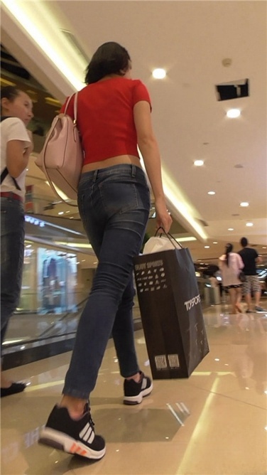 长腿牛仔笑看镜头几个意丝？ [MP4/949MB]