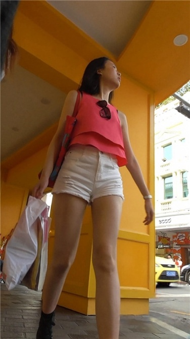 长腿白热裤MM [MP4/571MB]