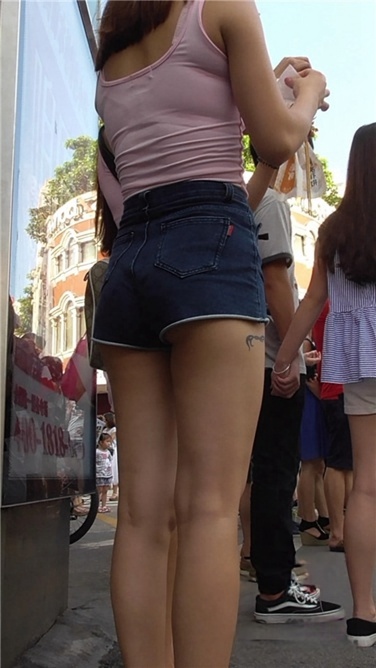 妹子小翘臀与天比高[MP4/1GB]