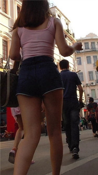 妹子小翘臀与天比高[MP4/1GB]