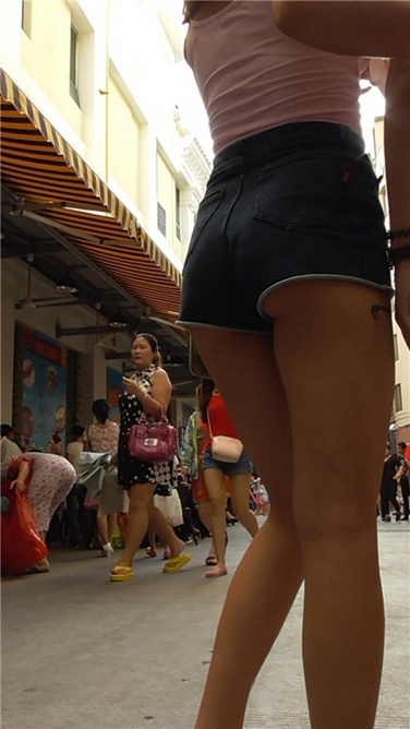 妹子小翘臀与天比高[MP4/1GB]