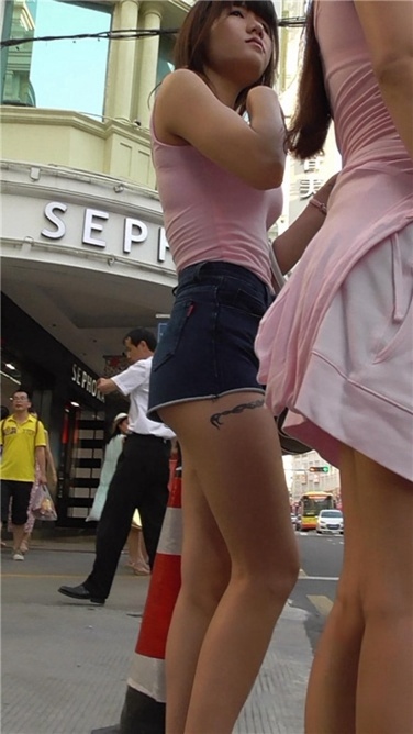 妹子小翘臀与天比高[MP4/1GB]