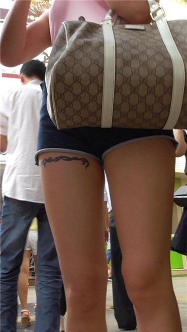 妹子小翘臀与天比高[MP4/1GB]