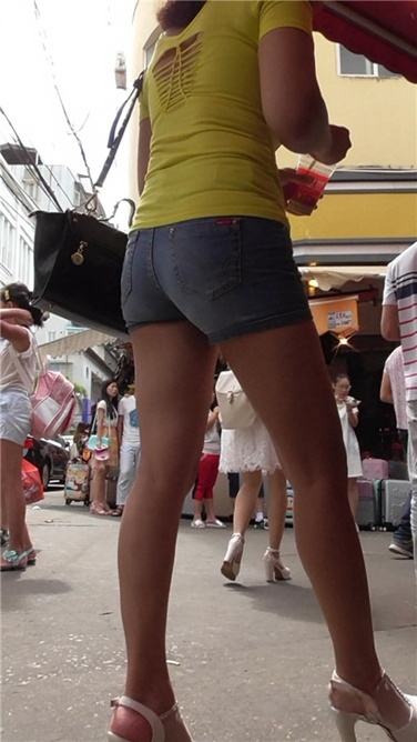 黄得不一样，很是抢镜 [MP4/749MB]