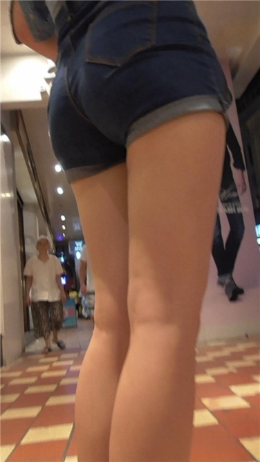 青春、翘臀，就要边走边拍 [MP4/380MB]