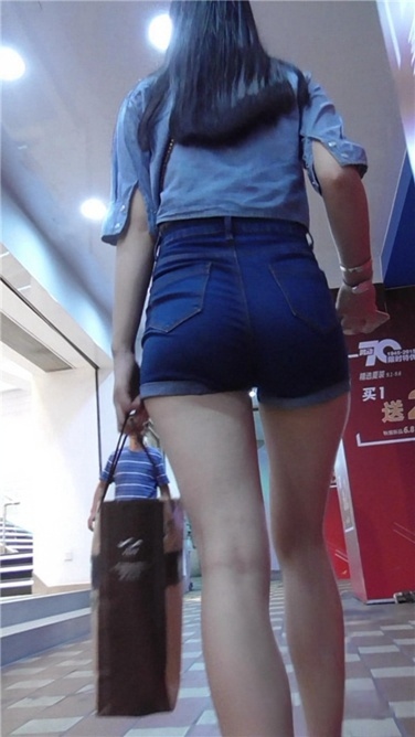 青春、翘臀，就要边走边拍 [MP4/380MB]