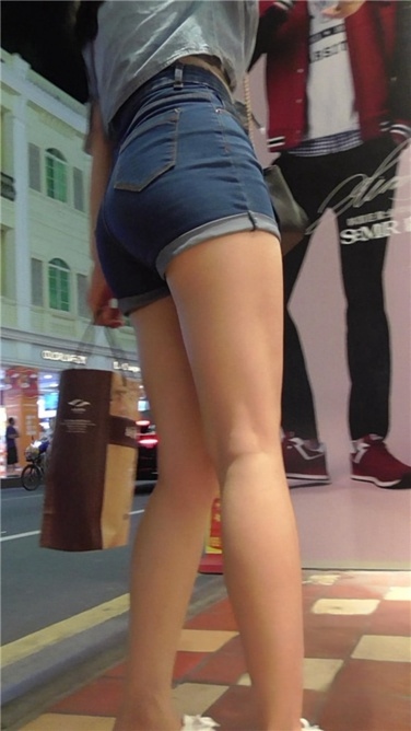 青春、翘臀，就要边走边拍 [MP4/380MB]