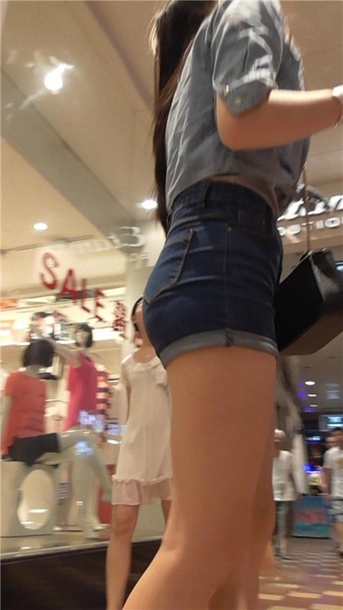 青春、翘臀，就要边走边拍 [MP4/380MB]