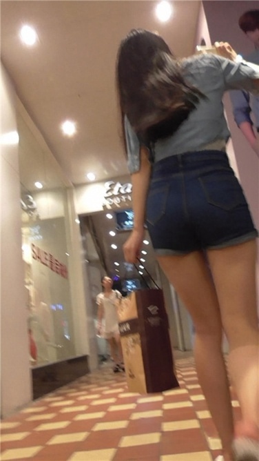 青春、翘臀，就要边走边拍 [MP4/380MB]