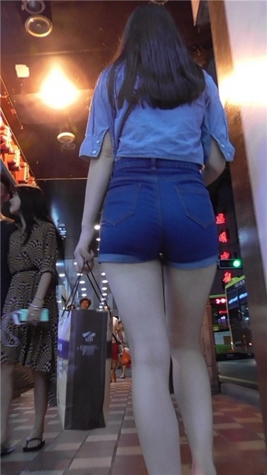 青春、翘臀，就要边走边拍 [MP4/380MB]