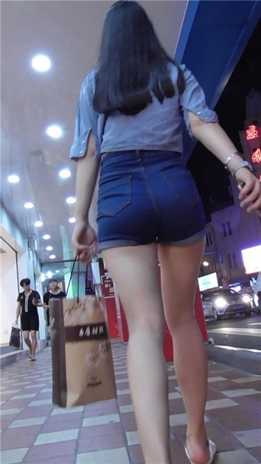 青春、翘臀，就要边走边拍 [MP4/380MB]