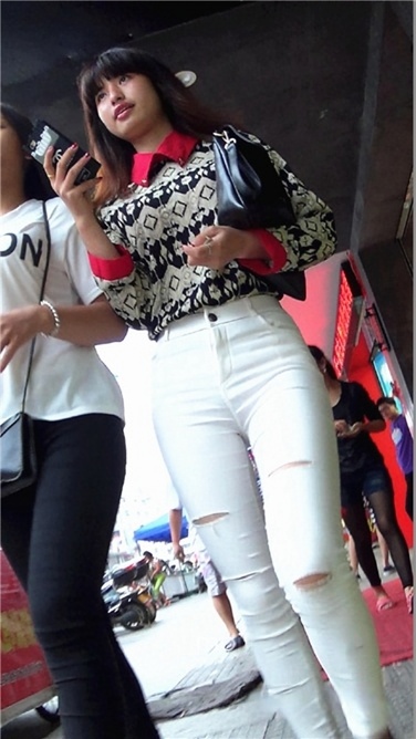 甜美可爱的白裤MM[MP4/429MB]