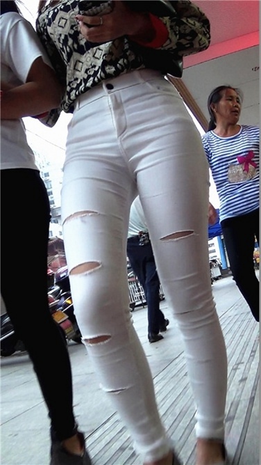 甜美可爱的白裤MM[MP4/429MB]