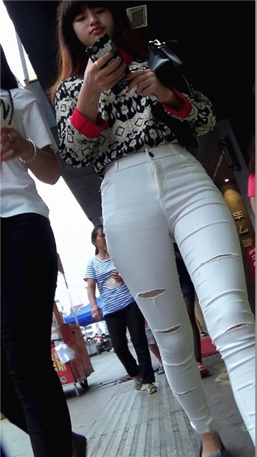 甜美可爱的白裤MM[MP4/429MB]