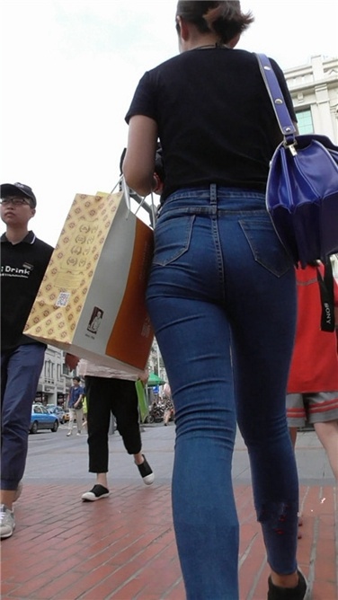 紧缚的丰满牛仔[MP4/568MB]