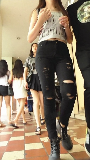 漂亮MM紧黑裤 [MP4/512MB]