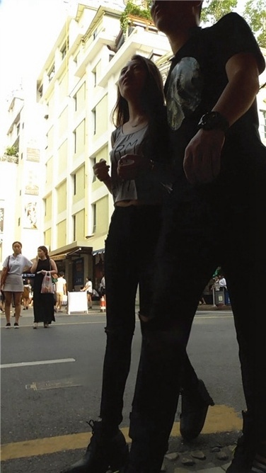 漂亮MM紧黑裤 [MP4/512MB]