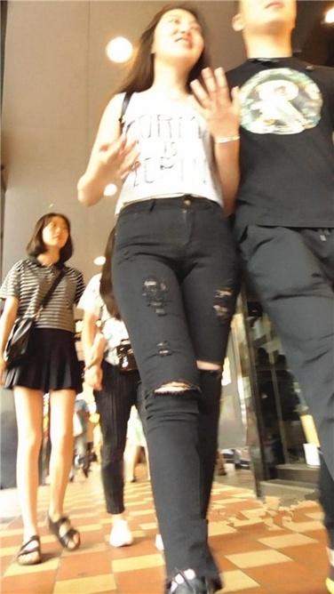 漂亮MM紧黑裤 [MP4/512MB]