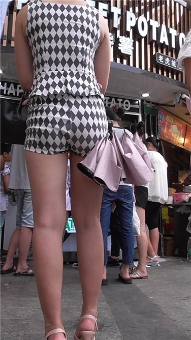 丰满腿长格子装女友 [MP4/654MB]