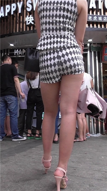 丰满腿长格子装女友 [MP4/654MB]