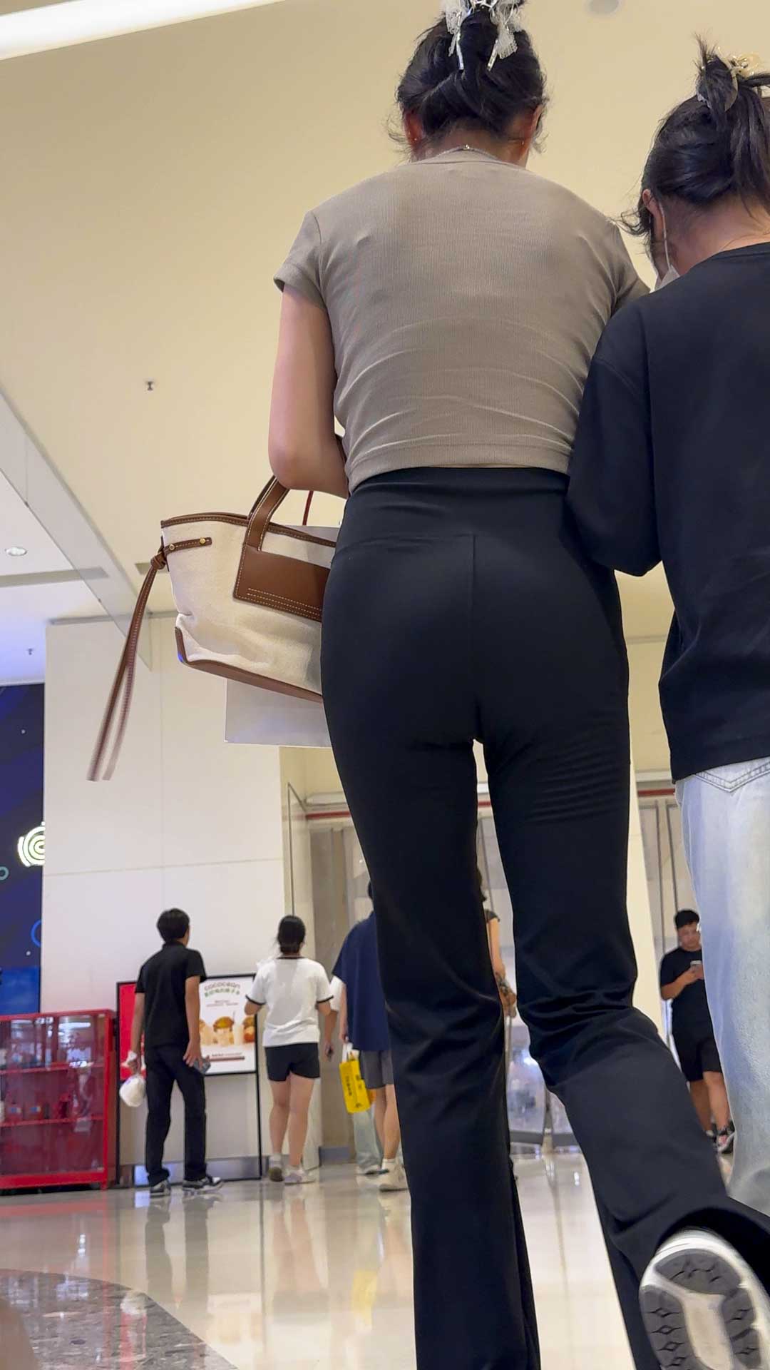 瑜伽裤紧绷勾勒妖娆臀线（积分169）