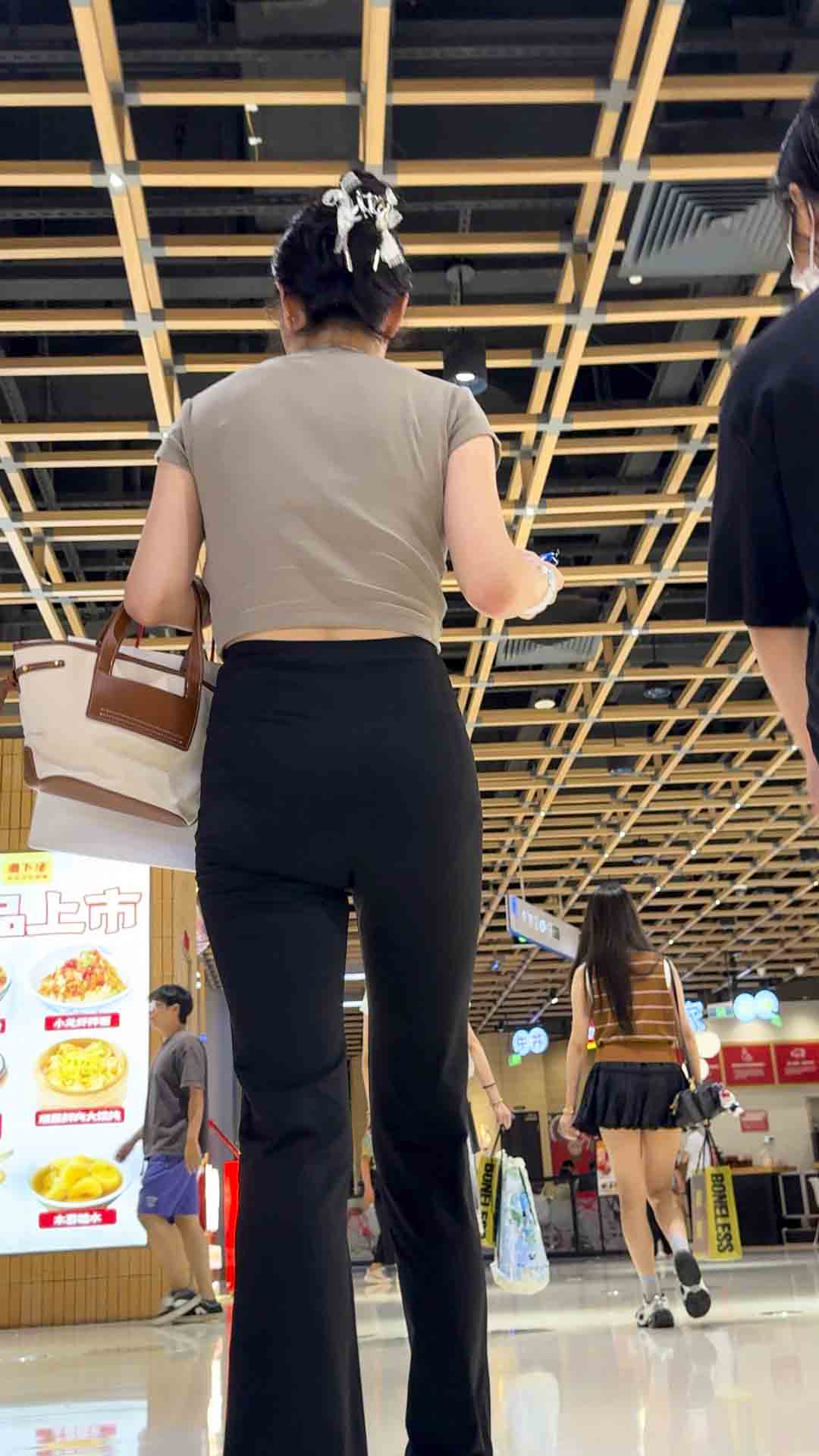 瑜伽裤紧绷勾勒妖娆臀线（积分169）