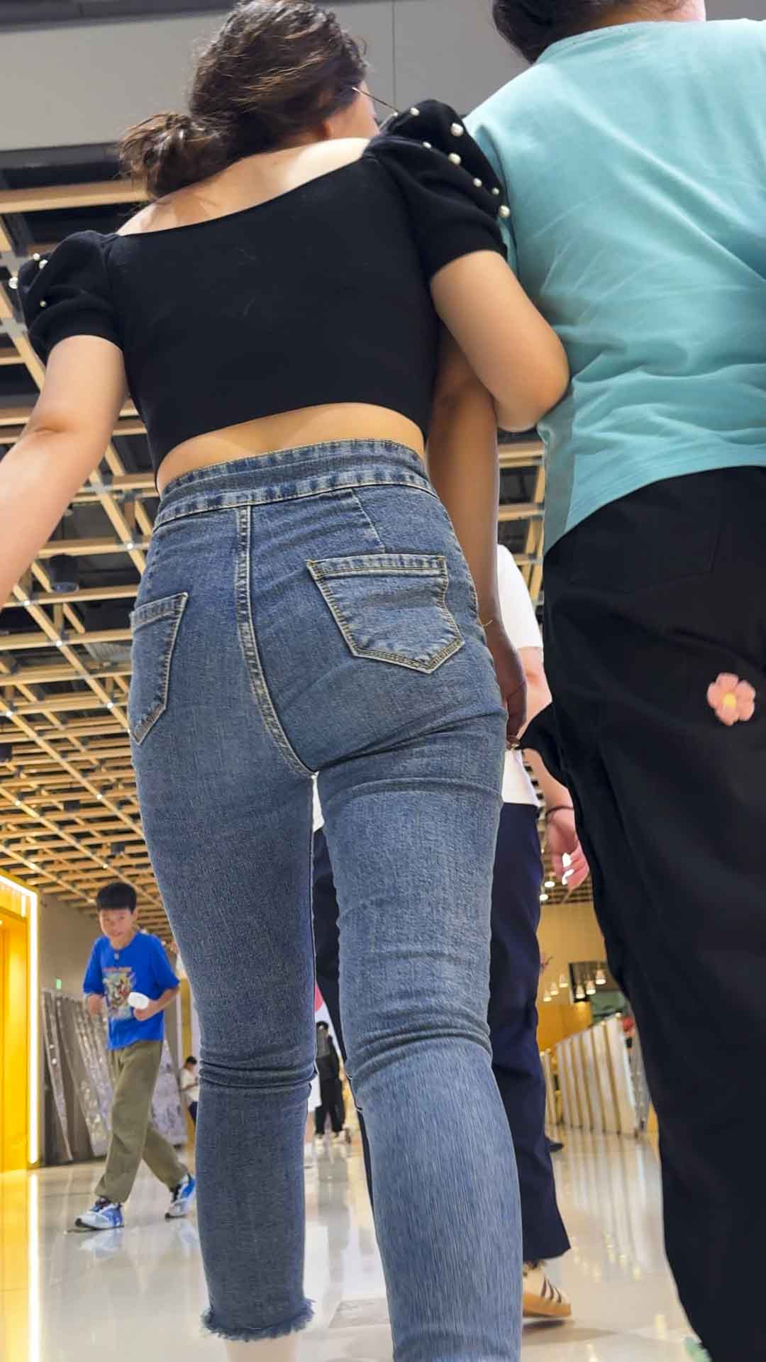 牛仔将她浑圆的半身勾勒得极致诱人（积分333）