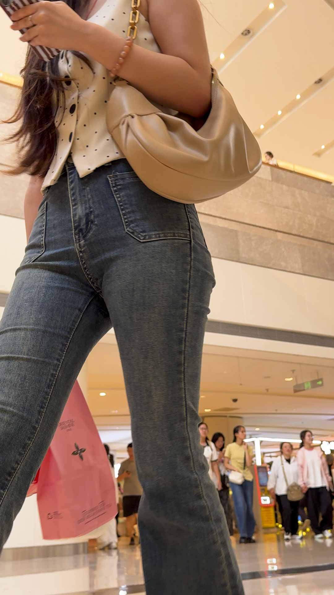 长发包臀牛仔裤美女（积分88）