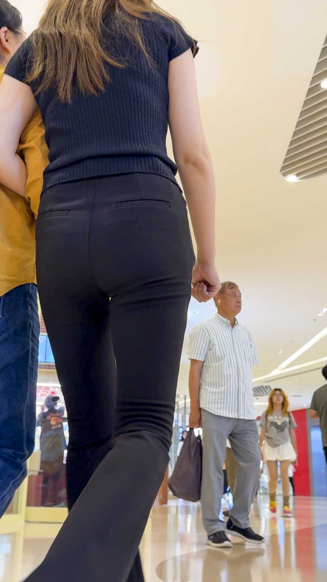 紧身黑裤下的诱人蜜桃（积分288）