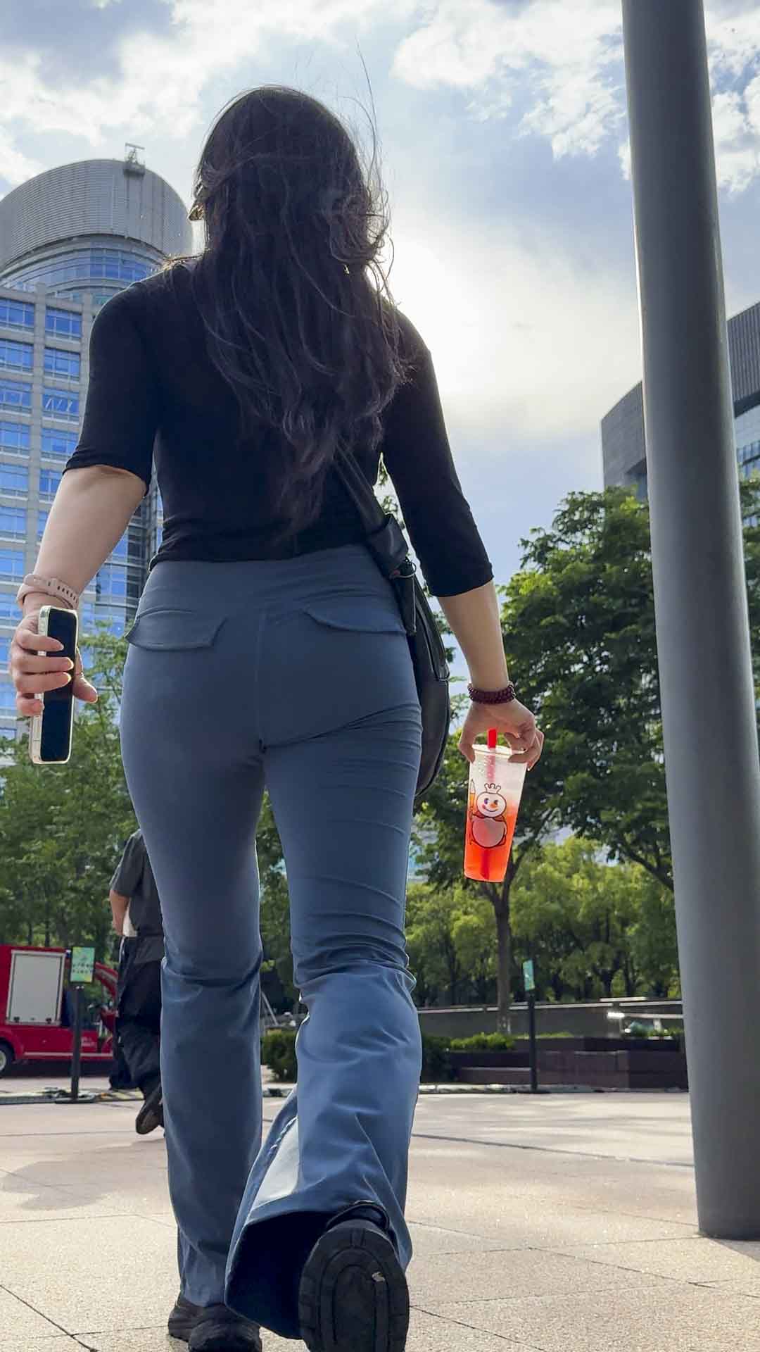 包臀少见蓝裤紧PP妹子（积分88）