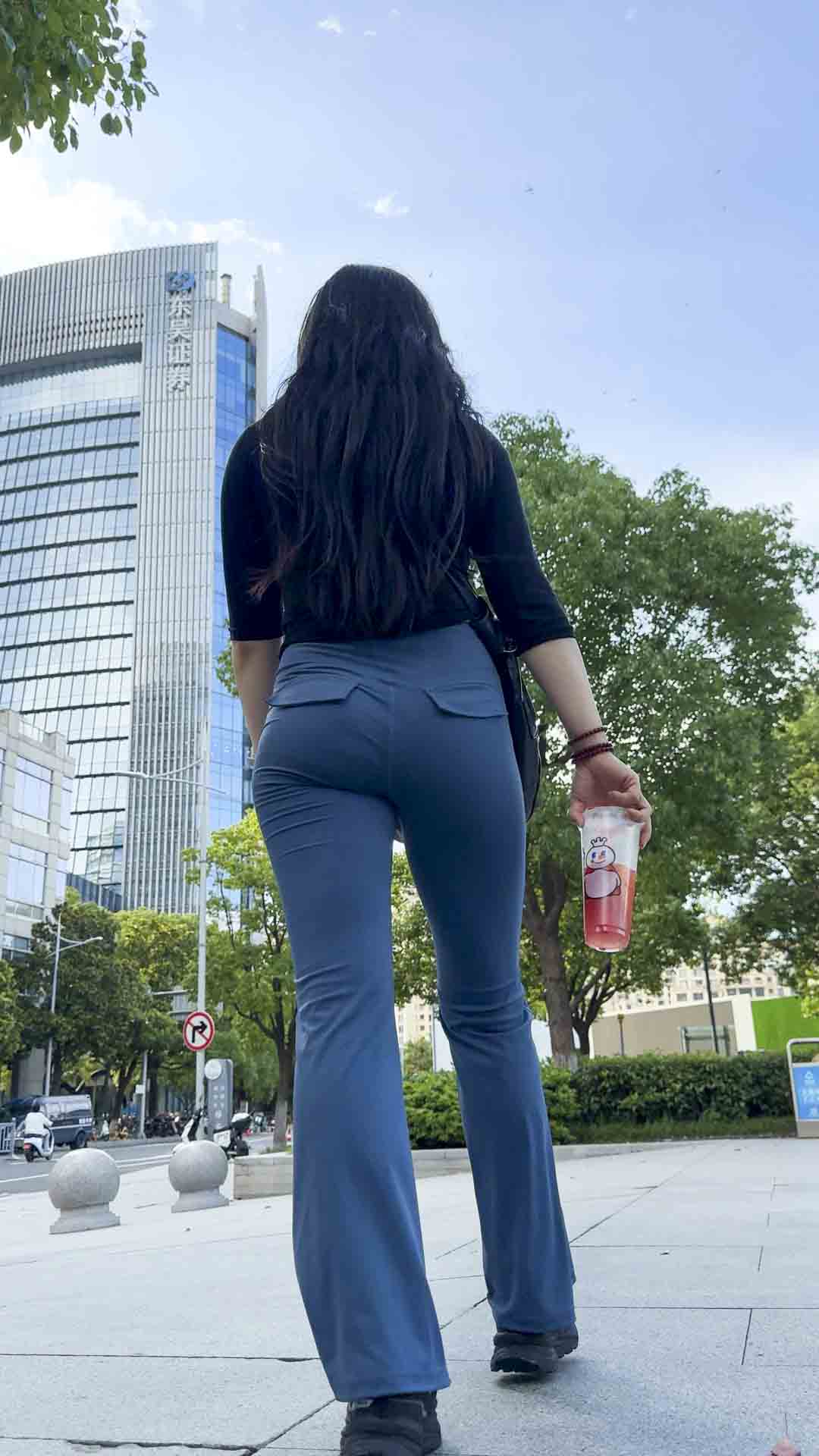 包臀少见蓝裤紧PP妹子（积分88）