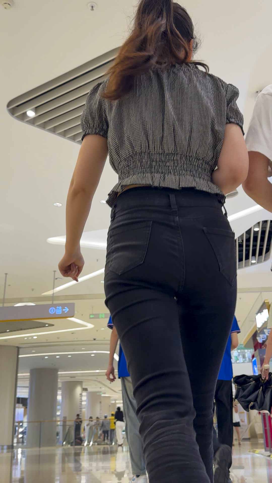 商场宽臀黑牛仔妹子（积分79）