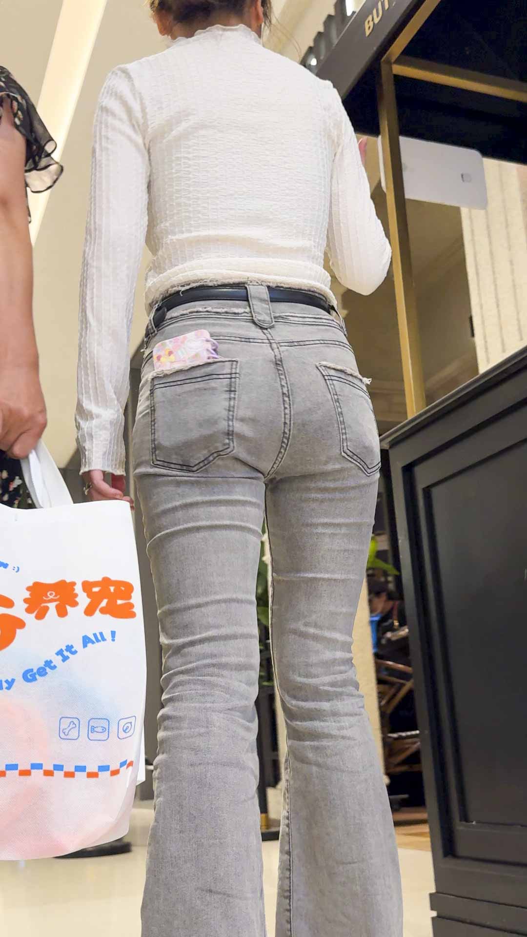 包臀牛仔裤下的蜜桃臀（积分321）