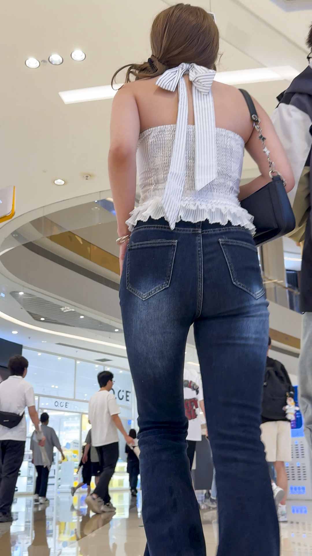 （积分66）饱满的蜜桃臀在紧身牛仔裤的包裹下