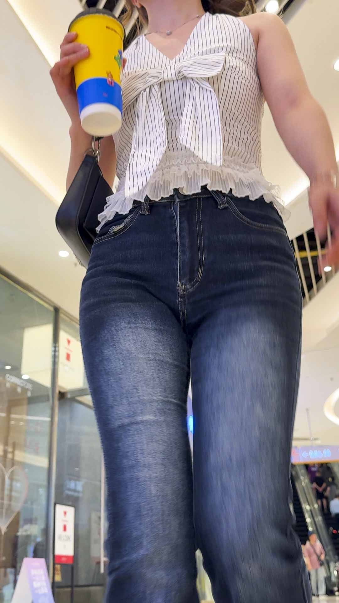 （积分66）饱满的蜜桃臀在紧身牛仔裤的包裹下