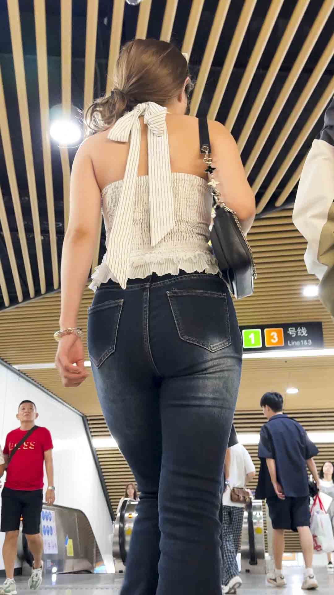 （积分66）饱满的蜜桃臀在紧身牛仔裤的包裹下