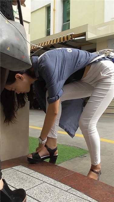 长腿白裤MM[MP4/305MB]