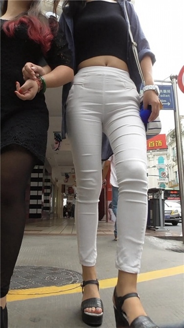 长腿白裤MM[MP4/305MB]