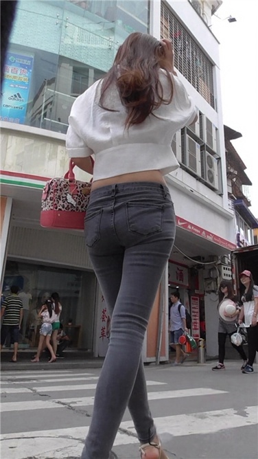 秋天到，长腿紧牛出街了 [MP4/1GB]