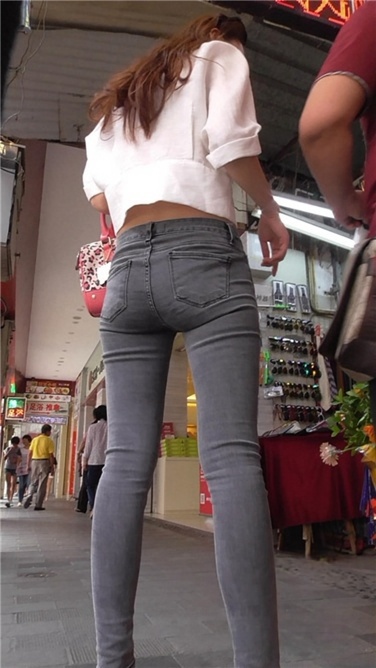 秋天到，长腿紧牛出街了 [MP4/1GB]