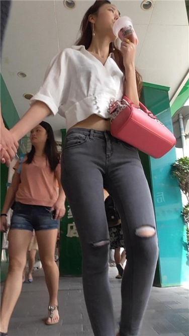 秋天到，长腿紧牛出街了 [MP4/1GB]