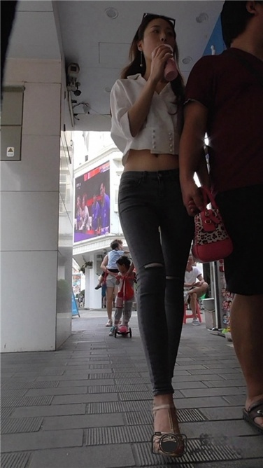 秋天到，长腿紧牛出街了 [MP4/1GB]