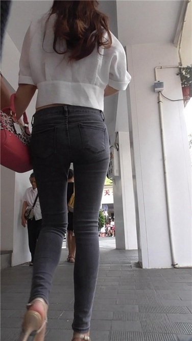 秋天到，长腿紧牛出街了 [MP4/1GB]